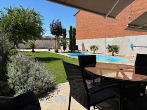 Villa Mandrés. Casa con jardín y piscina. Proximo a Puy Du Fou.